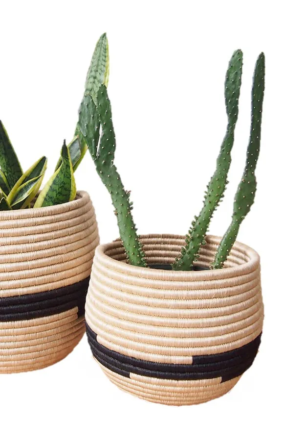 HAND WOVEN HONEY POT PLANTER BASKET TAN AND BLACK - 1 EACH